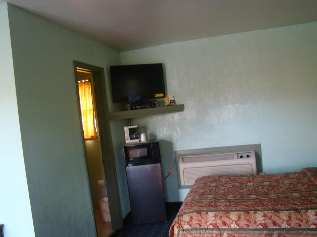 Budget Inn Mount Airy Экстерьер фото